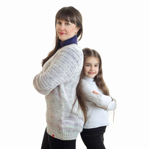 Квадратный портрет матери и дочери, улыбающихся и стоящих спиной к спине — стоковое фото