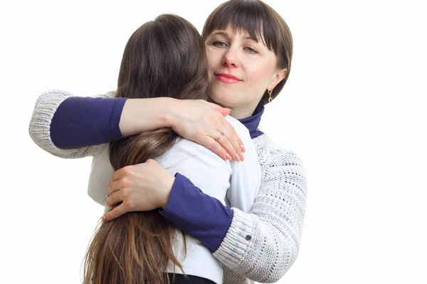 Mamá abraza firmemente a su hija — Foto de Stock