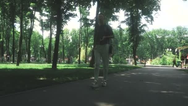 Очаровательная молодая женщина на высоких каблуках ходит по улице — стоковое видео