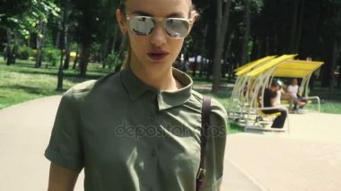 ayna güneş gözlüğü kırmızı dudaklar ile cinsel kadın parkta yürüyor