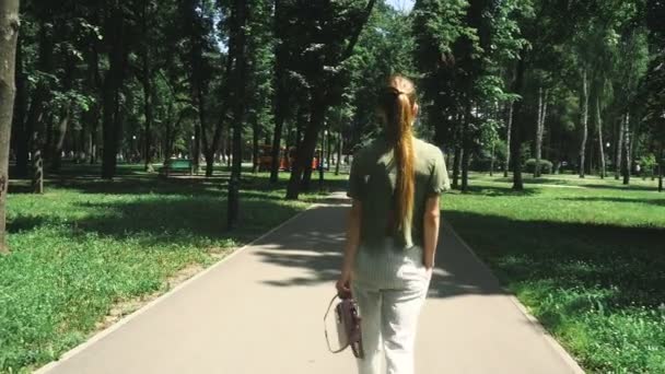 szexi elegáns hölgy sétál a parkban