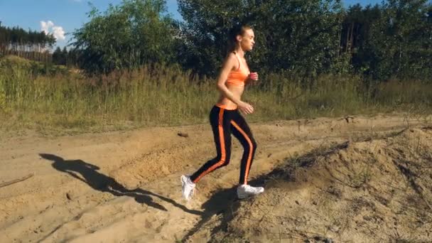 Urocza Pani sprawia, że prowadzenie ćwiczeń na mięśnie nóg, na zewnątrz — Wideo stockowe
