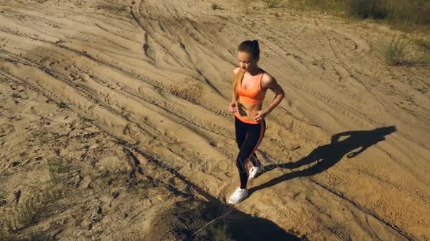 セクシーなブロンドは、足の筋肉屋外 exercices — ストック動画