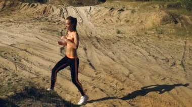 genç güzel bayan spor exercices yapar