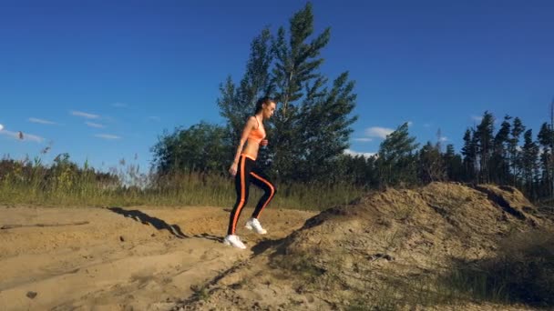 Красавица-спортсменка делает упражнения на открытом воздухе — стоковое видео