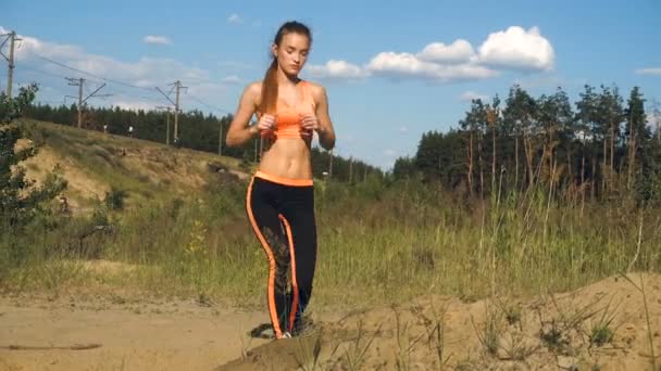 Όμορφη γυναίκα κάνει ασκήσεις για πόδια μυών — Αρχείο Βίντεο