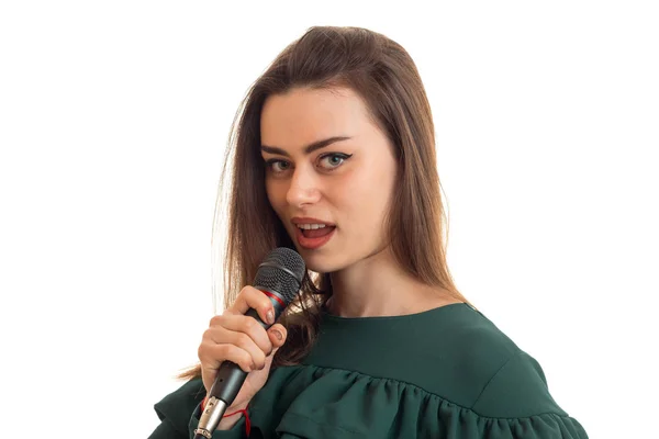 Mikrofon karaoke ile şarkı söyleyen güzel kız portresi — Stok fotoğraf