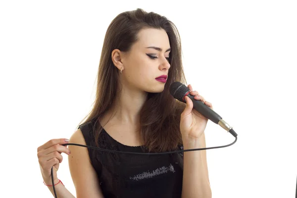 Ragazza sensuale con gli occhi chiusi che canta karaoke nel microfono — Foto Stock