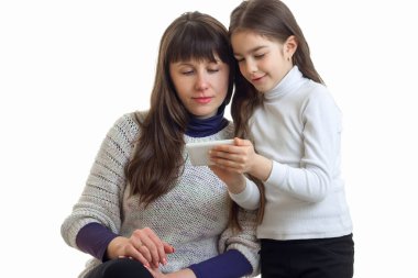 kızı anne resimleri telefonunu gösterir.