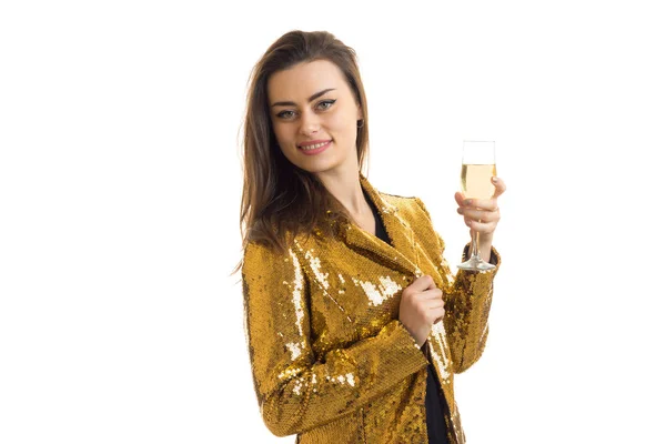 Menina alegre com copos de vinho na jaqueta dourada sorrindo na câmera — Fotografia de Stock