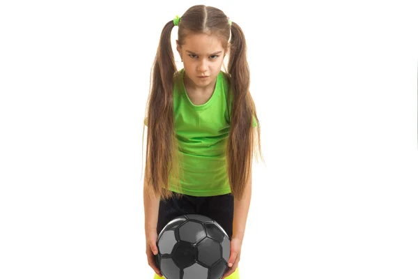 Wütendes kleines Mädchen spielt Fußball mit Ball — Stockfoto