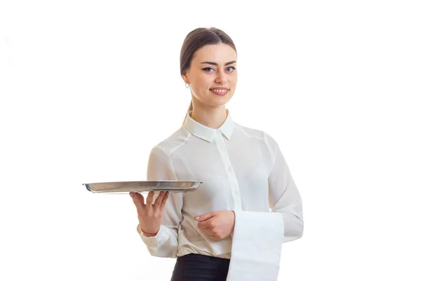 Wesoły młoda kelnerka w mundurze z trey w ręce uśmiechając się — Zdjęcie stockowe