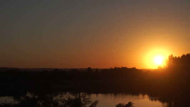 Prachtige warme zonsondergang op een meer — Stockvideo