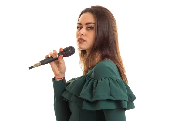 Chica joven seria canta un karaoke en el micrófono — Foto de Stock