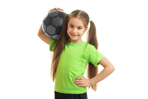 性格开朗的小女孩在她的手微笑与足球球 — 图库照片