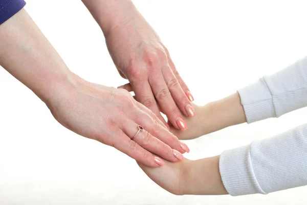 Frau hält Händchen kleines Mädchen — Stockfoto