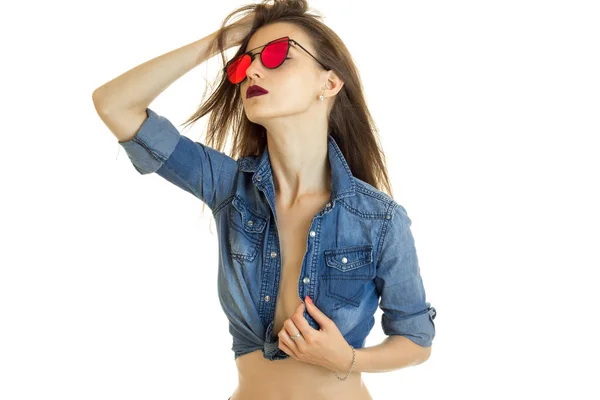 Sensual senhora em óculos de sol e jeans camisa sem sutiã sob — Fotografia de Stock