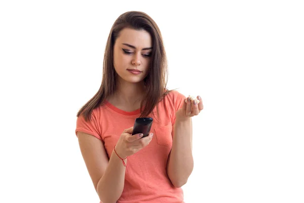 Niedliche Frau mit Popcorn vor dem Fernseher — Stockfoto