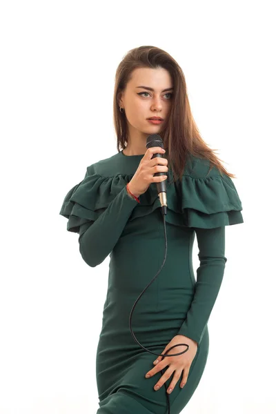 Κάθετη πορτρέτο του όμορφη γυναίκα στο πράσινο φόρεμα τραγουδά ένα karaoke μικρόφωνο — Φωτογραφία Αρχείου