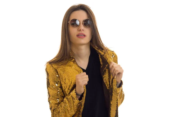 Charmante Frau mit runder Sonnenbrille und leuchtend goldener Jacke — Stockfoto