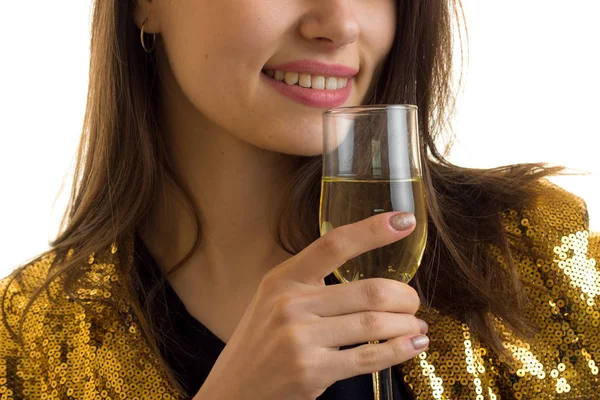 Όμορφη κοπέλα χαμογελαστή και κρατώντας ένα ποτήρια κρασί — Φωτογραφία Αρχείου