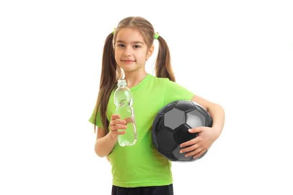 可爱的小女孩喝水后足球玩 — 图库照片