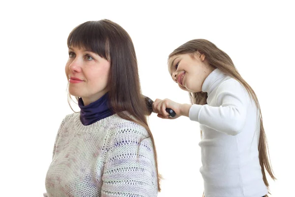 Hija peina un pelo largo de su madre — Foto de Stock