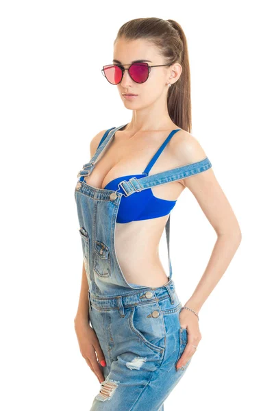 Verticale portret slanke sexy vrouwen in heldere glazen beha en jeans jumpsuit — Stockfoto