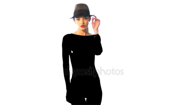 Krása žena v klobouku s tmavě černý stín na její tělo — Stock video