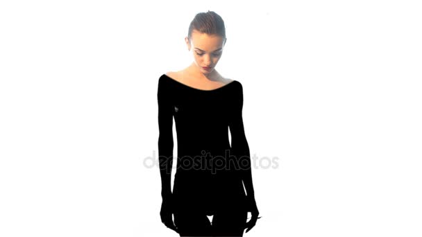 Dame sexy avec ombre noire profonde sur son corps 