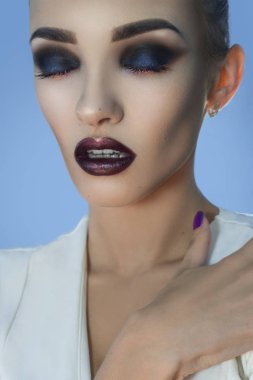 Şehvetli genç bir bayanla güzel kapalı gözlerini yapmak ve ağzını açın