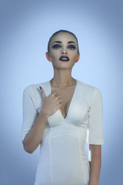 kameraya poz beyaz elbiseli genç güzel Bayan