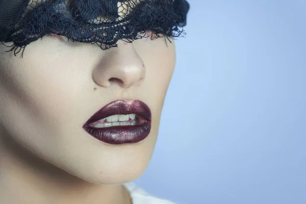 Charmante jeune femme avec dentelle noire sur les yeux et belles lèvres — Photo