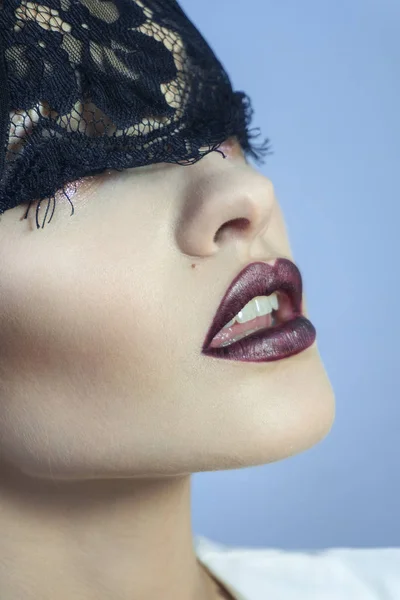 Jeune femme sensuelle avec de belles lèvres et dentelle noire sur les yeux — Photo