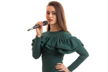 onun elinde bir mikrofon ile güzel bir genç esmer yatay portresi