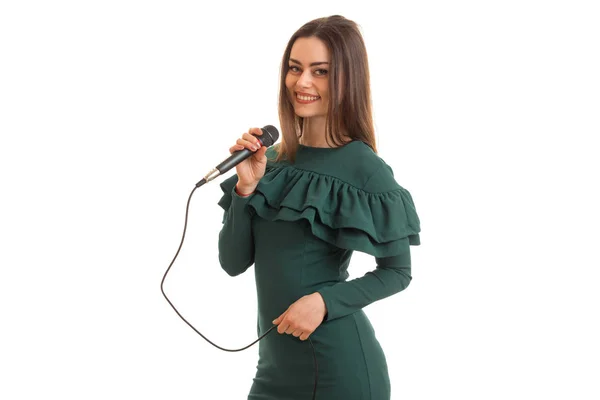 Hermosa joven en un vestido cantando en karaoke y sonriendo —  Fotos de Stock