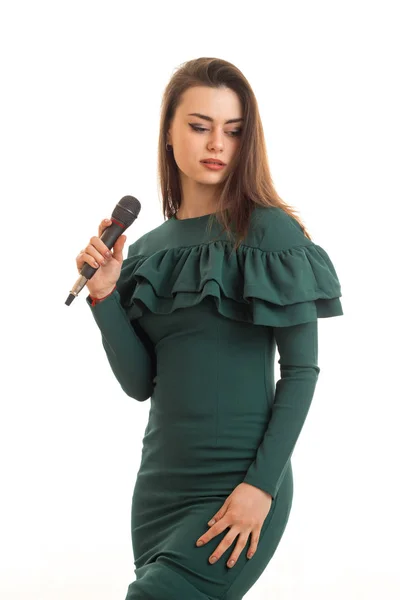Retrato vertical de cantor jovem atraente em um vestido e com um microfone — Fotografia de Stock