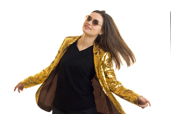 Una joven con una chaqueta brillante con lentejuelas y gafas de sol posando en Studio —  Fotos de Stock