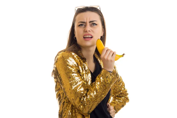 Retrato de la señora hermosa divertida en chaqueta de oro glamoroso y un plátano en su mano —  Fotos de Stock