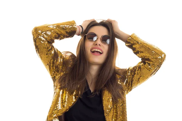Retrato de una alegre chica increíble en una chaqueta de oro brillante y gafas redondas — Foto de Stock