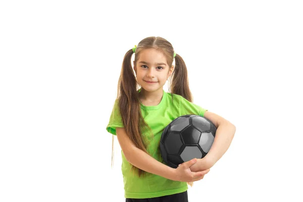 Ein charmantes kleines Mädchen in der Hand eines Fußballs — Stockfoto