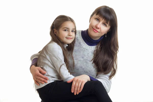 Horizontale portret van een jonge moeder met haar schattige dochter geïsoleerd op een witte achtergrond — Stockfoto