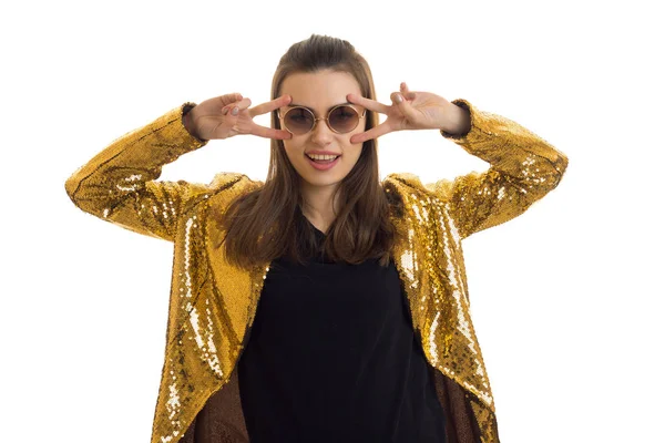 Maravillosa chica brillante en gafas y una chaqueta de oro posando en Studio —  Fotos de Stock