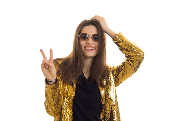 Feliz chica con estilo joven en gafas de sol redondas y chaqueta de oro — Foto de Stock