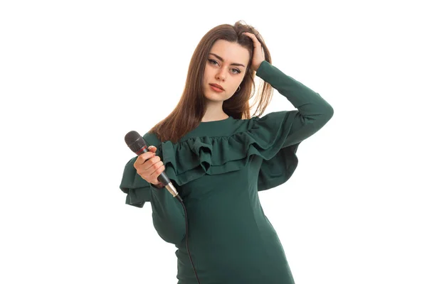 Hübsches junges Mädchen, das ein Karaoke in Mikrofon singt — Stockfoto