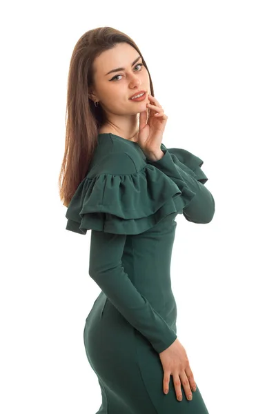 Mooie jonge meisje in mooie groene jurk op zoek en glimlachend op camera — Stockfoto