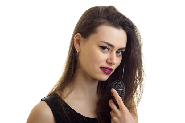 Nahaufnahme Porträt der schönen jungen Mädchen mit Make-up und Mikrofon in den Händen — Stockfoto