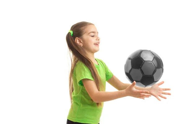 Kleines Mädchen im grünen Hemd beim Fußballspielen — Stockfoto