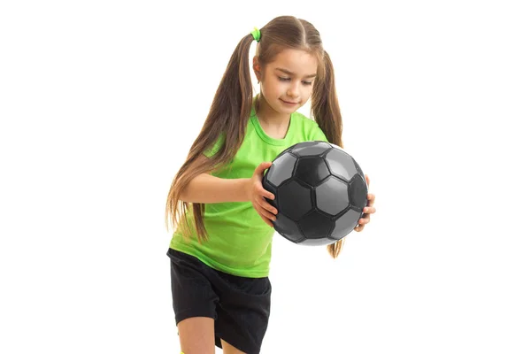 美女绿军装与足球球在手中的小女孩 — 图库照片