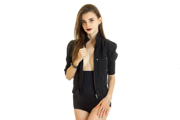Jovencita alegre en bragas altas y chaqueta negra sin sujetador debajo de ella posando en la cámara — Foto de Stock